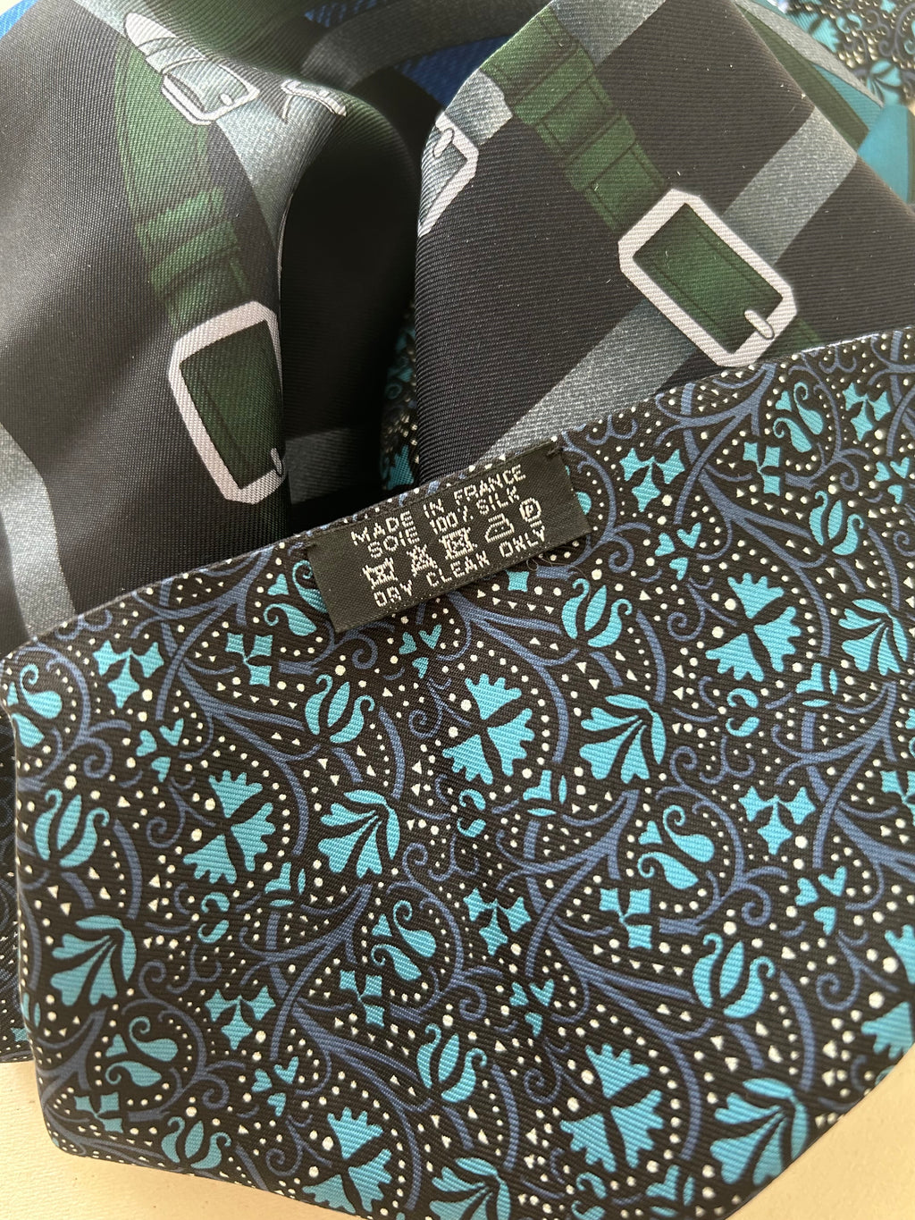 Maxi Twilly Cut Hermès