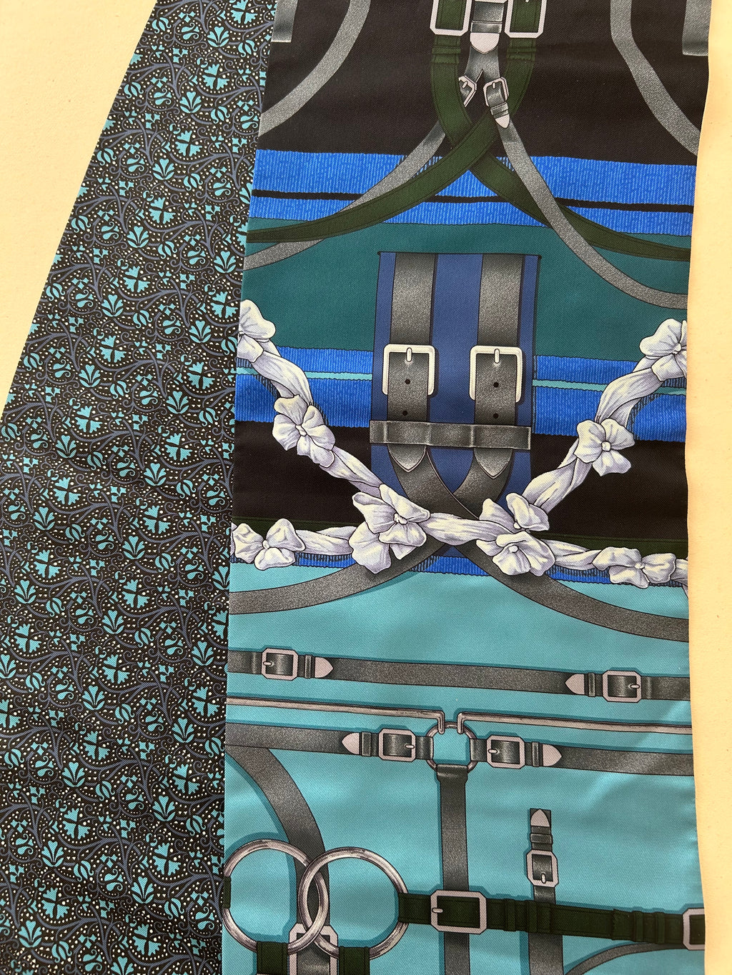 Maxi Twilly Cut Hermès