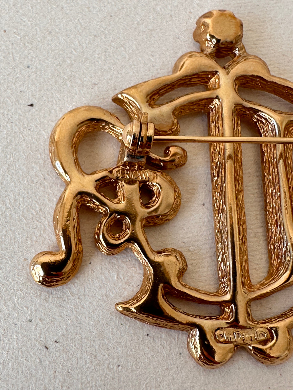 Broche Christian Dior - Logo CD Baroque